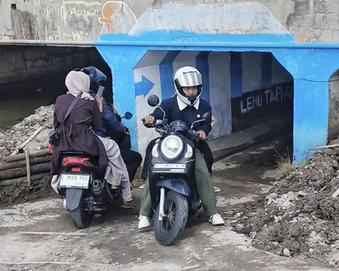 Jalan masuk "Sludukan" melewati kolong jembatan yang merupakan jalan pintas saat penutupan u-turn di jalur arteri di Desa Legok, Kecamatan Lohbener, Kabupaten Indramayu (22/3/2026). Foto: Panji Asmara/kumparan