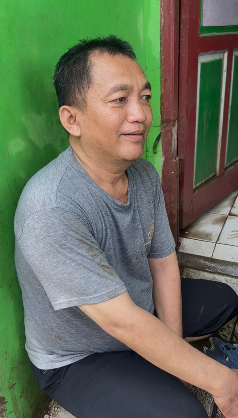 Feri (51), salah satu warga terdampak banjir di Jl. H. Hanafi RT. 001/003, Ciracas, Jakarta Timur.  Foto: Nauval Pratama/kumparan