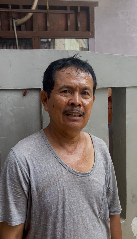 Slamet (62), salah satu warga terdampak banjir di Jl. H. Hanafi RT. 001/003, Ciracas, Jakarta Timur.  Foto: Nauval Pratama/kumparan