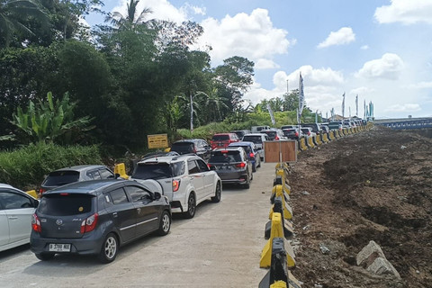 Antrean kendaraan menuju pintu keluar di tol fungsional Bocimi, Karangtengah, Sukabumi, Minggu (22/3/2026). Foto: Dok. Istimewa