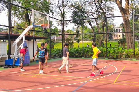 Warga saat mengunjungi Taman Bendera Pusaka, Jakarta, Minggu (22/3/2026). Foto: Jeni Ritanti/kumparan