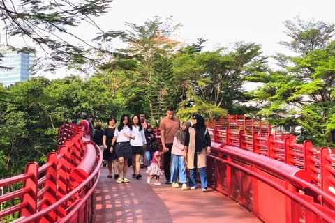 Warga saat mengunjungi Taman Bendera Pusaka, Jakarta, Minggu (22/3/2026). Foto: Jeni Ritanti/kumparan