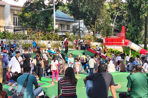 Warga saat mengunjungi Taman Bendera Pusaka, Jakarta, Minggu (22/3/2026). Foto: Jeni Ritanti/kumparan