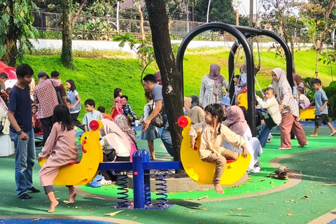 Warga saat mengunjungi Taman Bendera Pusaka, Jakarta, Minggu (22/3/2026). Foto: Jeni Ritanti/kumparan