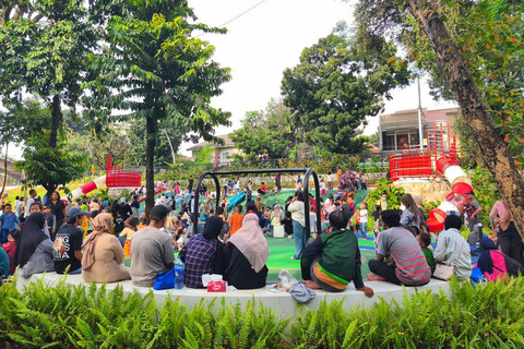 Warga saat mengunjungi Taman Bendera Pusaka, Jakarta, Minggu (22/3/2026). Foto: Jeni Ritanti/kumparan
