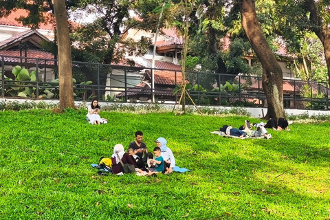 Warga saat mengunjungi Taman Bendera Pusaka, Jakarta, Minggu (22/3/2026). Foto: Jeni Ritanti/kumparan