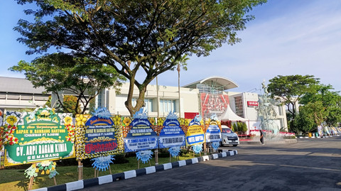 Deretan karangan bunga berisi ucapan duka cita menghiasi halaman GOR Djarum Jati, Kabupaten Kudus, Jawa Tengah pada Minggu (22/3). Foto: Vega Maarijil Ula/kumparan