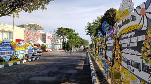 Deretan karangan bunga berisi ucapan duka cita menghiasi halaman GOR Djarum Jati, Kabupaten Kudus, Jawa Tengah pada Minggu (22/3). Foto: Vega Maarijil Ula/kumparan