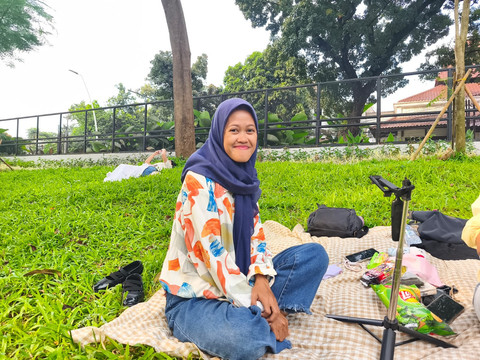 Acil (30), salah satu pengunjung asal Bekasi saat ditemui di Taman Bendera Pusaka, Jakarta Selatan, Minggu (22/3/2026).  Foto: Jeni Ritanti/kumparan