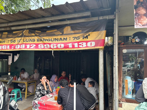 Bakso Pak Kumis, Ragunan, Jaksel yang ramai diserbu pembeli pada Minggu (22/3). Foto: Amira Nada Fauziyyah/kumparan