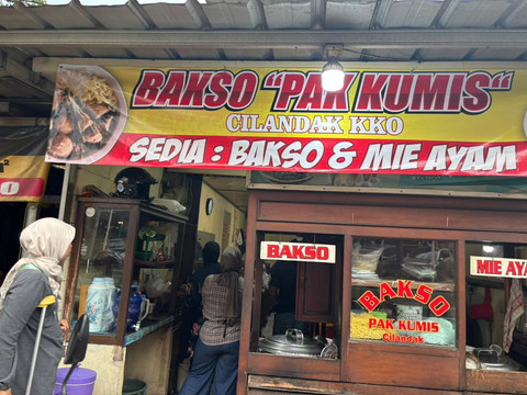 Bakso Pak Kumis, Ragunan, Jaksel yang ramai diserbu pembeli pada Minggu (22/3). Foto: Amira Nada Fauziyyah/kumparan