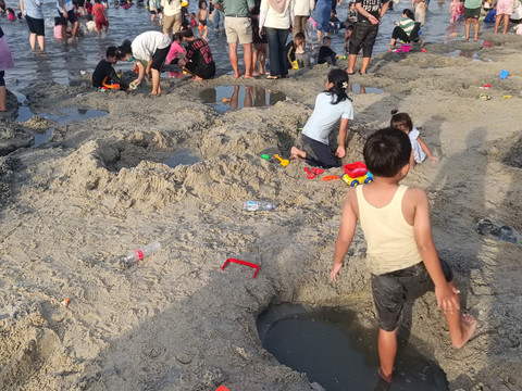 Para anak saat bermain sepak bola dan layangan di area Pantai Ancol, Minggu (22/3).  Foto: Ryan Iqbal/kumparan