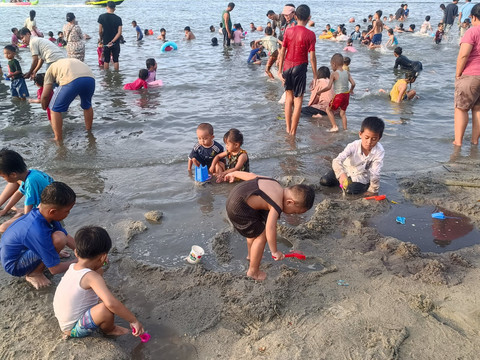 Para anak saat bermain sepak bola dan layangan di area Pantai Ancol, Minggu (22/3).  Foto: Ryan Iqbal/kumparan
