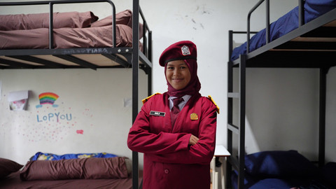 Naila menikmati momen mudik perdana di rumah barunya bersama keluarga di Salodong. Rumah ini merupakan hasil kolaborasi pemerintah daerah dan pusat.  Foto: Dok. Humas Pusdiklatbangprof Kemensos