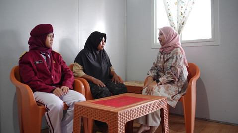 Naila menikmati momen mudik perdana di rumah barunya bersama keluarga di Salodong. Rumah ini merupakan hasil kolaborasi pemerintah daerah dan pusat.  Foto: Dok. Humas Pusdiklatbangprof Kemensos