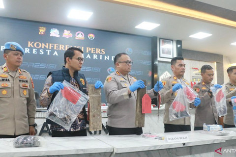 Kapolresta Samarinda Kombes Pol Hendri Umar (tiga dari kiri) beserta jajaran menunjukkan barang bukti kasus mutilasi di Sempaja Utara, saat konferensi pers di Mapolresta Samarinda, Kaltim, Minggu (22/3/2026).  Foto: ANTARA/HO-Polresta Samarinda