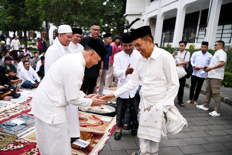 Idulfitri 2026 menjadi momentum bagi umat Muslim untuk meminta maaf atas kesalahan dan kekurangannya. Begitu juga yang dilakukan Gubernur Jawa Barat Dedi Mulyadi usai salat Idulfitri di halaman Gedung Sate, Sabtu (21/3/2026). Foto: Dok. Humas Jabar