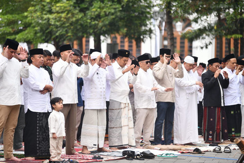 Idulfitri 2026 menjadi momentum bagi umat Muslim untuk meminta maaf atas kesalahan dan kekurangannya. Begitu juga yang dilakukan Gubernur Jawa Barat Dedi Mulyadi usai salat Idulfitri di halaman Gedung Sate, Sabtu (21/3/2026). Foto: Dok. Humas Jabar