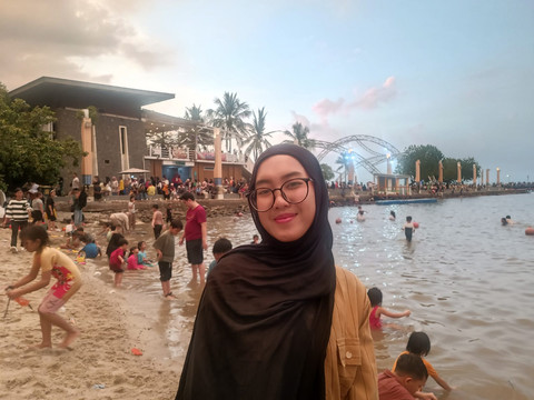 Salah satu warga Bekasi, Rere (23) saat menikmati senja di Pantai Ancol, Minggu (22/3).  Foto: Ryan Iqbal/kumparan