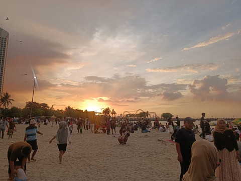 Suasana sore di Pantai Ancol pada Minggu (22/3).  Foto: Ryan Iqbal/kumparan