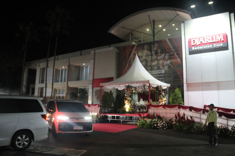 Iring-iringan jenazah Chairman PT Djarum Michael Bambang Hartono saat tiba di GOR Djarum Jati Kabupaten Kudus, Jawa Tengah pada Minggu (22/3) malam.  Foto: Vega Maarijil Ula/kumparan