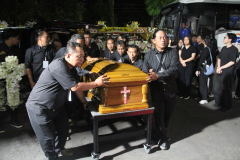 Jenazah Chairman PT Djarum Michael Bambang Hartono tiba di GOR Djarum Jati Kabupaten Kudus, Jawa Tengah pada Minggu (22/3) malam.  Foto: Vega Maarijil Ula/kumparan