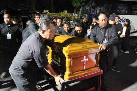 Jenazah Chairman PT Djarum Michael Bambang Hartono tiba di GOR Djarum Jati Kabupaten Kudus, Jawa Tengah pada Minggu (22/3) malam.  Foto: Vega Maarijil Ula/kumparan