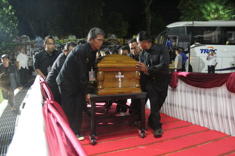 Jenazah Chairman PT Djarum Michael Bambang Hartono tiba di GOR Djarum Jati Kabupaten Kudus, Jawa Tengah pada Minggu (22/3) malam.  Foto: Vega Maarijil Ula/kumparan