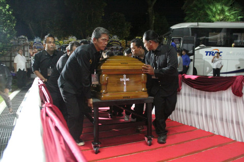 Jenazah Chairman PT Djarum Michael Bambang Hartono tiba di GOR Djarum Jati Kabupaten Kudus, Jawa Tengah pada Minggu (22/3) malam.  Foto: Vega Maarijil Ula/kumparan