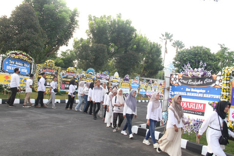 Para karyawan memberikan penghormatan terakhir kepada jenazah Chairman PT Djarum Michael Bambang Hartono di GOR Djarum Jati Kabupaten Kudus, Jawa Tengah pada Minggu (22/3). Foto: Vega Maarijil Ula/kumparan
