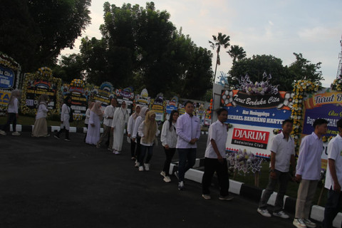 Para karyawan memberikan penghormatan terakhir kepada jenazah Chairman PT Djarum Michael Bambang Hartono di GOR Djarum Jati Kabupaten Kudus, Jawa Tengah pada Minggu (22/3). Foto: Vega Maarijil Ula/kumparan