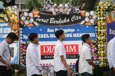 Para karyawan memberikan penghormatan terakhir kepada jenazah Chairman PT Djarum Michael Bambang Hartono di GOR Djarum Jati Kabupaten Kudus, Jawa Tengah pada Minggu (22/3). Foto: Vega Maarijil Ula/kumparan