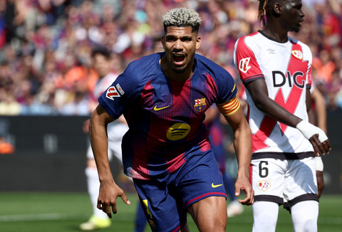 Pertandingan La Liga mempertemukan FC Barcelona melawan Rayo Vallecano di Camp Nou, Barcelona (22/3). Foto: Josep Lago/AFP
