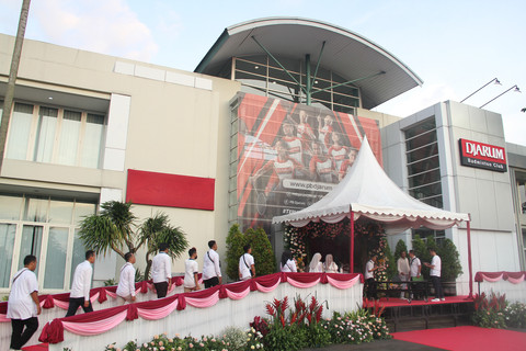 Karyawan pabrik memberikan penghormatan terakhir kepada jenazah Chairman PT Djarum Michael Bambang Hartono tiba di GOR Djarum Jati Kabupaten Kudus, Jawa Tengah pada Minggu (22/3). Foto: Vega Maarijil Ula/kumparan