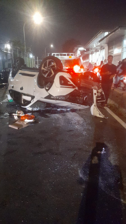 Kecelakaan tunggal terjadi di Jatinegara, Jakarta Timur, Senin (23/3). Sebuah mobil Toyota Rush berkelir putih terbalik, kaca-kacanya pecah. Foto: X/ @TMCPoldaMetro
