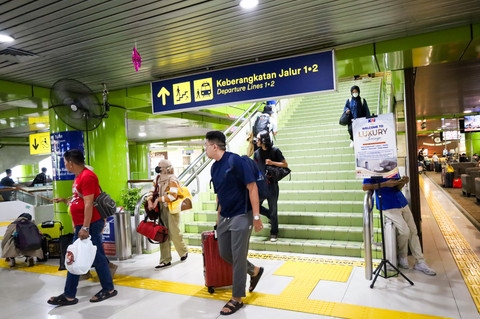 Penumpang berjalan saat tiba di Stasiun Gambir, Jakarta. Foto: KAI