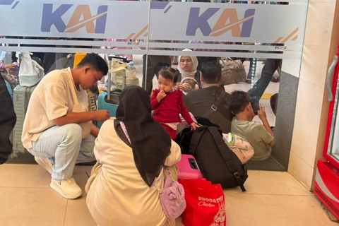 Sejumlah calon penumpang menunggu kereta api di Stasiun Pasar Senen, Jakarta, Senin (23/3/2026). Foto: Amira Nada Fauziyyah/kumparan