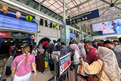 Sejumlah calon penumpang menunggu kereta api di Stasiun Pasar Senen, Jakarta, Senin (23/3/2026). Foto: Amira Nada Fauziyyah/kumparan