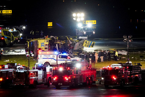 Truk pemadam kebakaran yang terlibat tabrakan dengan pesawat Air Canada Express di Bandara LaGuardia di Queens, New York, AS, Senin (23/3/2026). Foto: Bing Guan/REUTERS