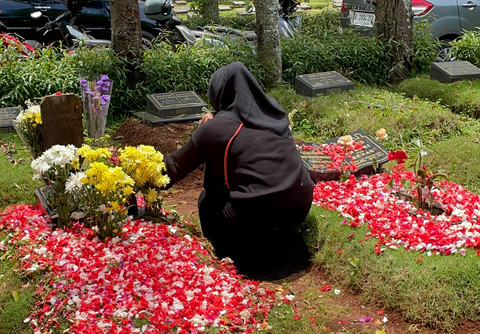 Keluarga berziarah ke makam cucu Mpok Nori (Dwintha Anggary) di TPU Pondok Ranggon, Jakarta Timur, Senin (23/3/2026). Foto: Salsha Okta Fairuz/kumparan