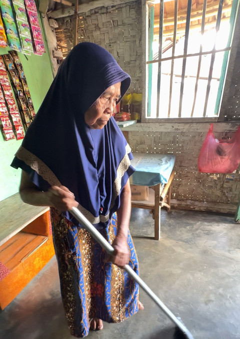 Nenek Mas Amah menerima bantuan kewirausahaan dari Sentra Wyata Guna Bandung untuk memperkuat usaha dan mendukung keberfungsian sosial lansia. Foto: Kemensos RI
