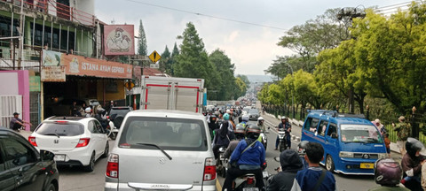  Antrian kendaraan di sepanjang ruas Jalan Raya Puncak, Cipanas, Cianjur, Jawa Barat, Senin (22/3). Foto: Dok. kumparan