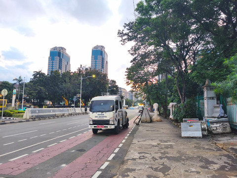 Tampak mobil Dinas Perhubungan (Dishub) DKI Jakarta, berjaga di sekitar kawasan Monumen Nasional (Monas), Jakarta Pusat, Senin (23/3/2026). Foto: Jeni Ritanti/kumparan