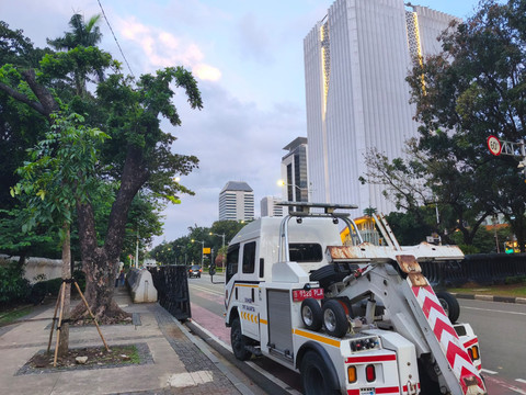 Tampak mobil Dinas Perhubungan (Dishub) DKI Jakarta, berjaga di sekitar kawasan Monumen Nasional (Monas), Jakarta Pusat, Senin (23/3/2026). Foto: Jeni Ritanti/kumparan