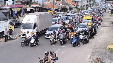 Simpang Palimanan Cirebon dipadati motor dan mobil arah Jakarta dan arah Cirebon jelang pemberlakuan one way di Tol Cipali. (23/3). Foto: Dok. kumparan