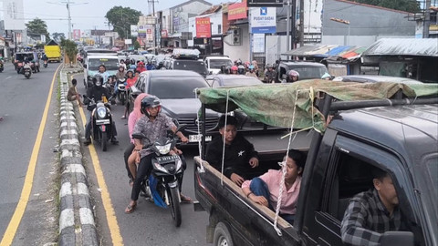Simpang Palimanan Cirebon dipadati motor dan mobil arah Jakarta dan arah Cirebon jelang pemberlakuan one way di Tol Cipali. (23/3). Foto: Dok. kumparan