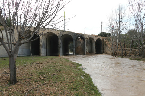 Sebuah bola api membumbung dari lokasi serangan udara Israel yang menghantam Jembatan Qasmiyeh di wilayah selatan Lebanon, Minggu (22/3). Foto: KAWNAT HAJU/AFP