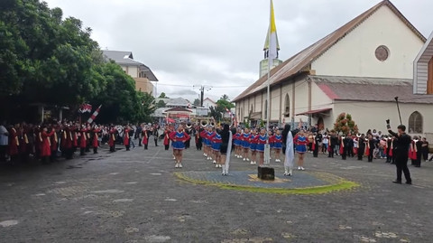 Marching Band Santa Familia Tomohon (Sumber: Dokumentasi Sekolah, Pawai Hardiknas Kota Tomohon, 2 Mei 2025)