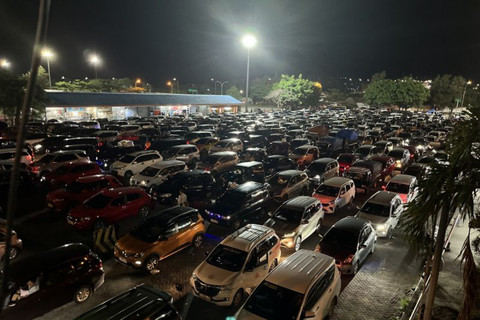 Suasana saat sejumlah kendaraan pemudik arus balik di kantong parkir dermaga reguler, Pelabuhan Bakauheni, Lampung. Foto: Riadi Gunawan/Antara