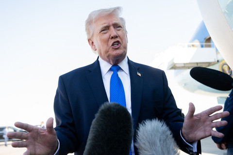 Presiden Amerika Serikat Donald Trump berbicara kepada wartawan sebelum menaiki pesawat kepresidenan Air Force One di Bandara Internasional Palm Beach, West Palm Beach, Florida, pada Senin (23/3/2026). Foto: Saul Loeb/AFP